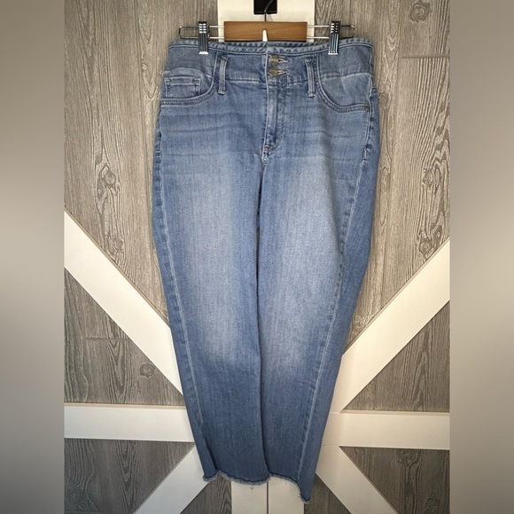B7.1 NYDJ Lift Tuck Technology Light Wash Jeans 2 - Picture 1 of 4